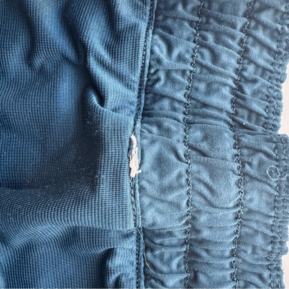 Lululemon tracker shorts size 4 - Picture 4 of 5